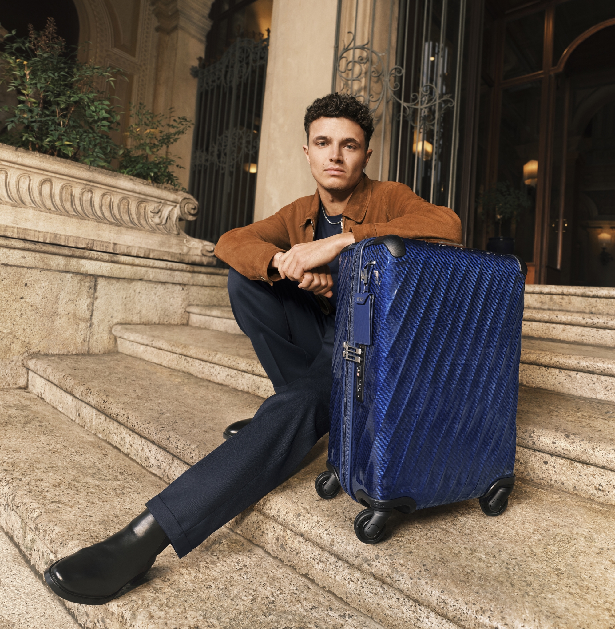 12 01 TUMI SS25 LANDO On Talent Harrison Bradner Blk 19 D Lite Intl CO Blk Grpht 1320 V5 FINAL RGB 72